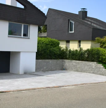 Vorplatz mit Steinmauer