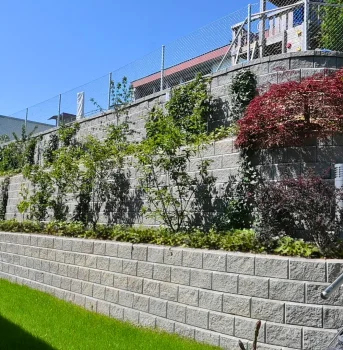 Etagierte Mauer mit toller Begrünung